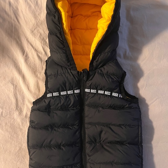 Hugo Boss 12m Unworn Reversible Puffer Vest - Picture 3 of 3